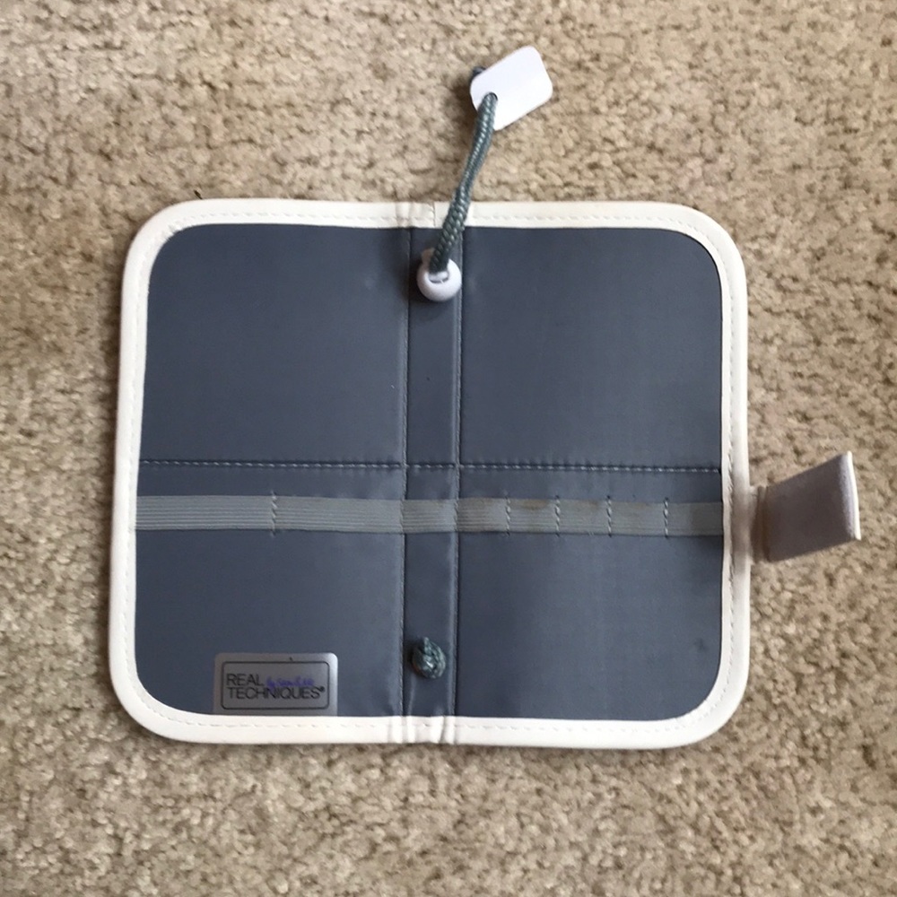 Real Techniques travel brush organizer